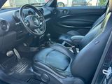 l'intérieur d'une voiture dont la portière est ouverte et le siège conducteur relevé