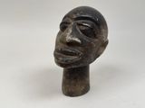 une image représentant une sculpture représentant une tête d'homme sur une surface blanche