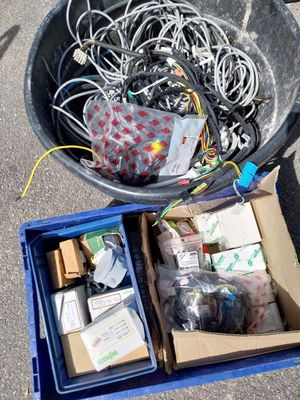 un seau rempli de fils et d'autres composants électroniques