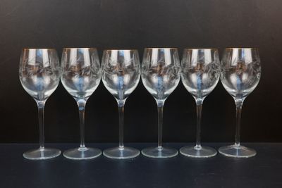 six verres à vin vides alignés sur une table