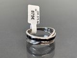 bague en argent sterling avec un anneau noir et une petite plaque