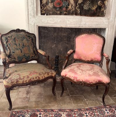 deux chaises placées l'une à côté de l'autre devant une cheminée