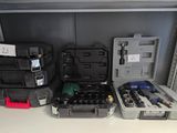 une étagère sur laquelle sont posés de nombreux outils, dans une pièce