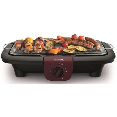 une photo d'un barbecue sur lequel cuisent de la viande et des légumes