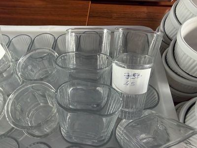 beaucoup de verres et de tasses sur un plateau