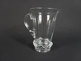 un pichet en verre transparent sur fond noir