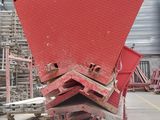 une grande pile de palettes empilées les unes sur les autres dans un entrepôt