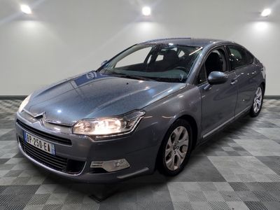 la voiture est garée dans le garage sur le sol en damier