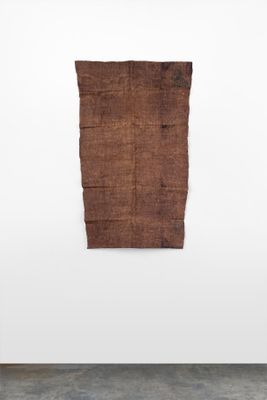 une image représentant un morceau de bois accroché à un mur