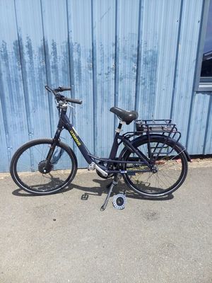 un vélo garé devant un bâtiment