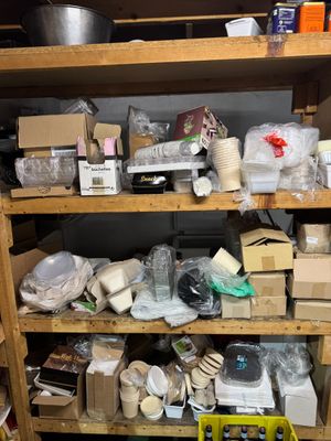 une étagère en bois sur laquelle sont posés de nombreux objets, dans une pièce