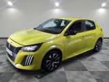 Une voiture jaune vif est garée dans une pièce au sol à carreaux.