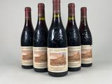 six bouteilles de vin sont alignées dans une rangée
