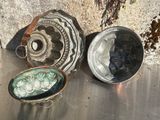 trois bols posés sur une table en métal