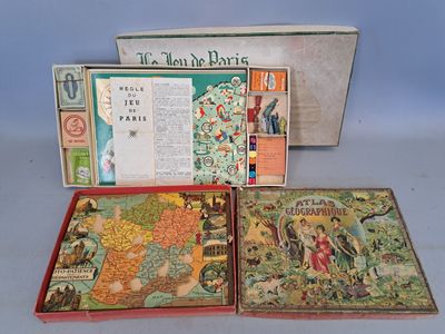 trois livres sont posés sur une table les uns à côté des autres