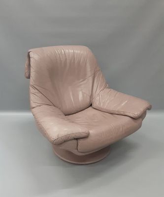 Fauteuil en cuir avec piètement tournant. XXème. Largeur : 1…