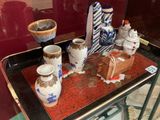 de nombreux vases exposés dans une vitrine