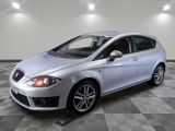 la voiture argentée est garée sur un sol en damier dans le garage