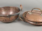 paire de casseroles et poêles anciennes en cuivre, avec poignées