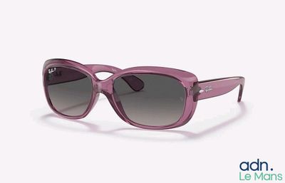 gros plan d'une paire de lunettes de soleil sur fond blanc