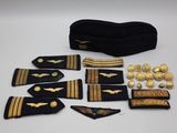 un ensemble d'articles d'uniforme militaire, comprenant des insignes, des épinglettes et un étui