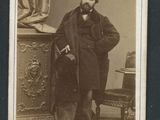 une vieille photo d'un homme vêtu d'un manteau et muni d'une canne