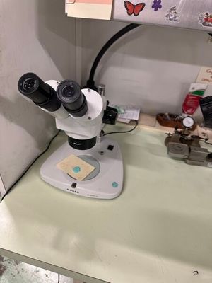 un microscope posé sur une table dans une pièce