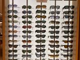 Des lunettes de soleil Ray-Ban sont exposées dans une vitrine de magasin