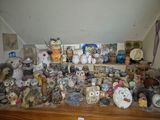 une collection de figurines de chouettes posées sur une étagère dans une pièce