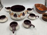 de nombreuses tasses et soucoupes posées sur une table blanche
