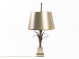 une lampe posée sur une table à côté d'une lampe