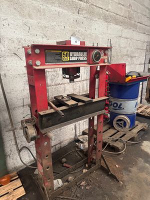 la photo d'une machine qui se trouve dans un garage