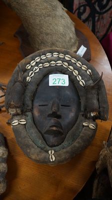 Masque DAN avec jute et coquillage.