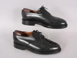 une paire de chaussures en cuir noir à lacets