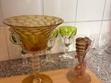 un bol en verre et un bougeoir en verre posés sur un plan de travail