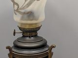 une lampe posée sur une table