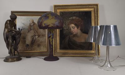une lampe et un tableau posés sur une table à côté d'une lampe