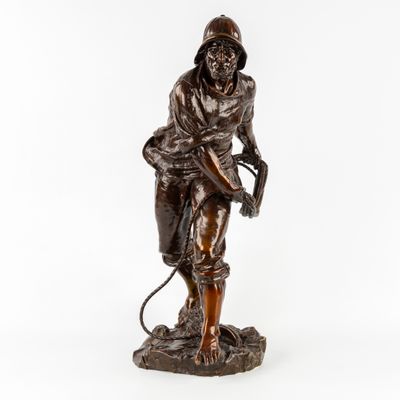 une statue en bronze représentant un homme portant un casque et un tuyau