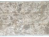 Une vieille carte du monde est représentée sur un fond blanc.