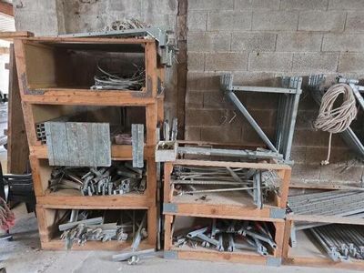 deux étagères sur lesquelles sont posés des outils, dans une pièce