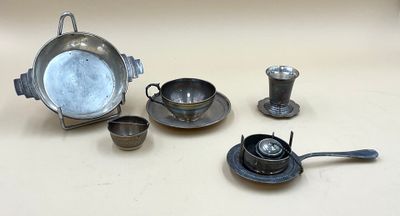 beaucoup d'objets en argent qui se trouvent sur la table