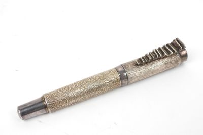 une image représentant un stylo posé sur une surface blanche