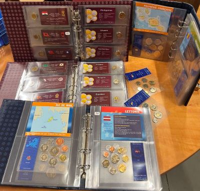 beaucoup de pièces et de chemises sur la table