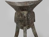 une image représentant un vase en bronze orné de deux cornes