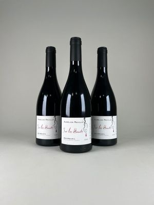 trois bouteilles de vin posées sur une table l'une à côté de l'autre