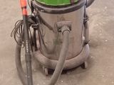 un aspirateur posé sur le sol du garage