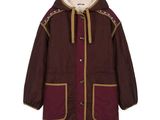 La veste est bordeaux et marron et est dotée d'une capuche.