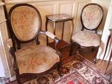 deux chaises et une table dans le coin d'une pièce