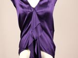 un gros plan sur le torse d'un mannequin vêtu d'un haut violet