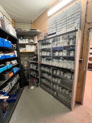 une pièce équipée de nombreuses étagères et bacs de rangement